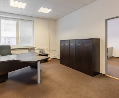 Spacious office space 120m2 with parking in wanted location