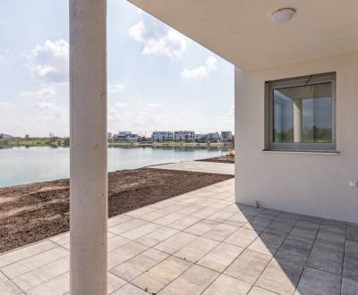 3-BDR APARTMENT BY THE LAKE, garden, terrace, windows to park, A3TOP1