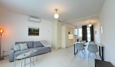Large newly-renovated 2-bedroom apartment on Kamenné námestie