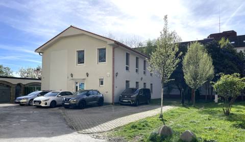 Office premises in family house 146m2 + 148m2, 8x parking, great area