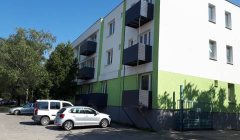 PREDAJ - 3-podlažný bytový dom s parkoviskom, Hlohovec.