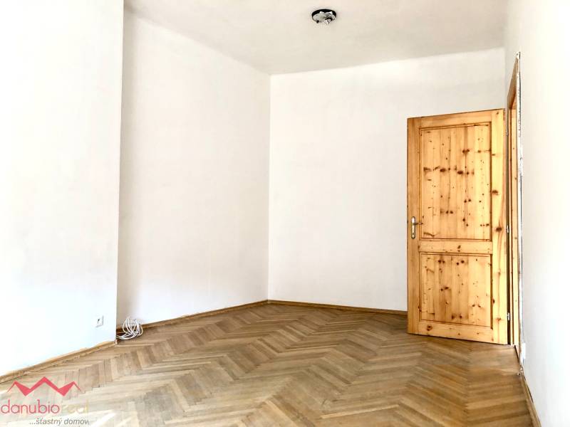 Danubioreal - realitná kancelária, Helena Schulczova- realitná maklérka, na predaj 3.izbový  meštiansky byt  v Komárne, 3 szobás lakás, eledás  12.jpg