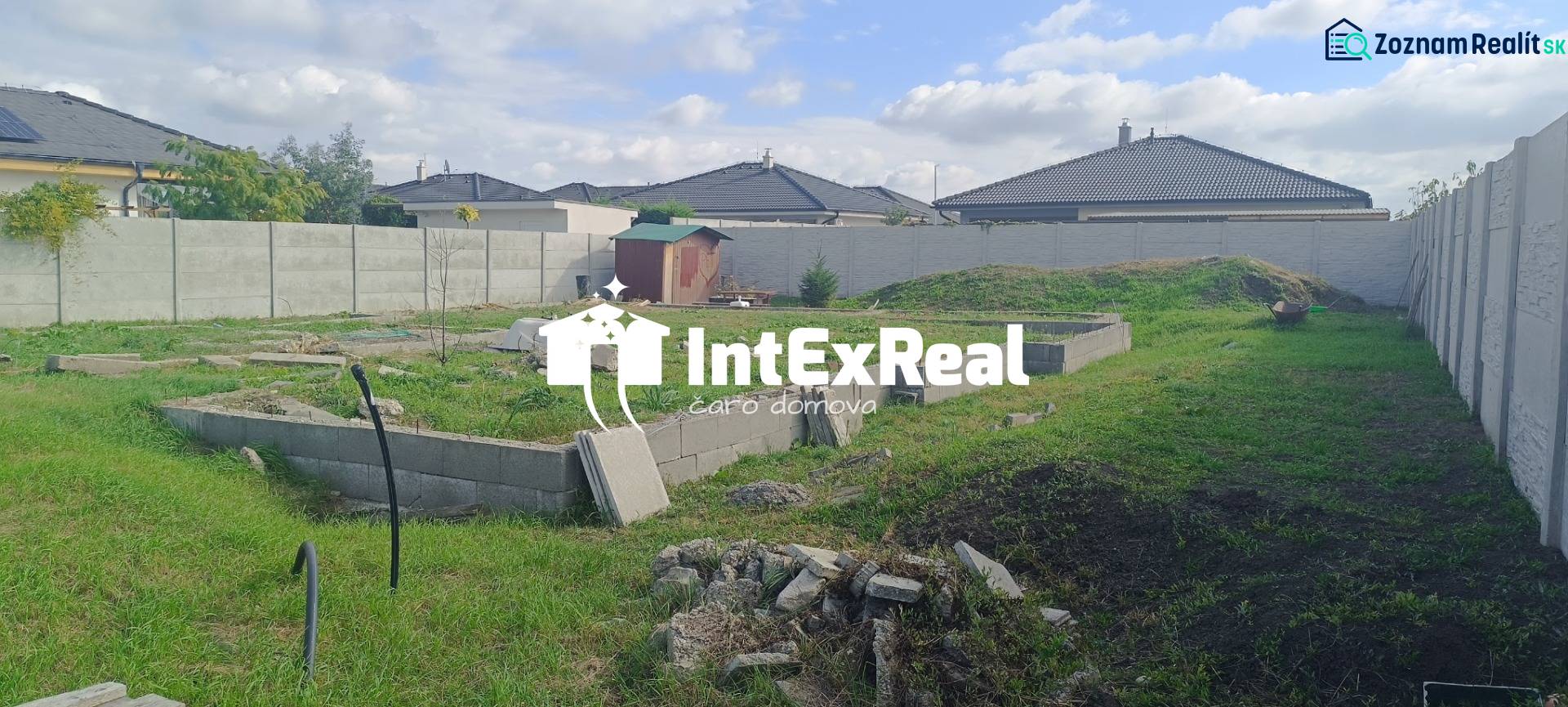 A plot for residential use in the Mládežnícka district in Galanta, surrounding houses and vegetation.