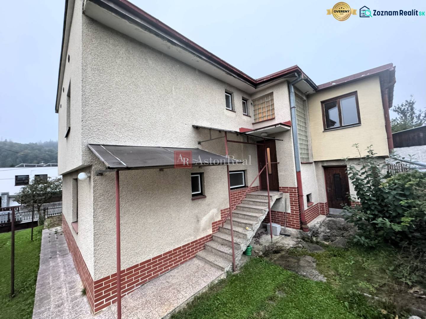 Rodinný dom na ulici Vladina v Tvrdošíne, so schodmi a terasou.