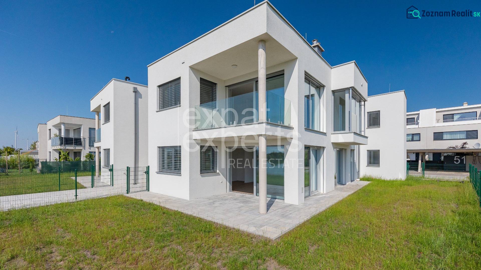 Modern facade of a 4-room apartment in Kittsee on Am Seepark street with an adjacent garden.