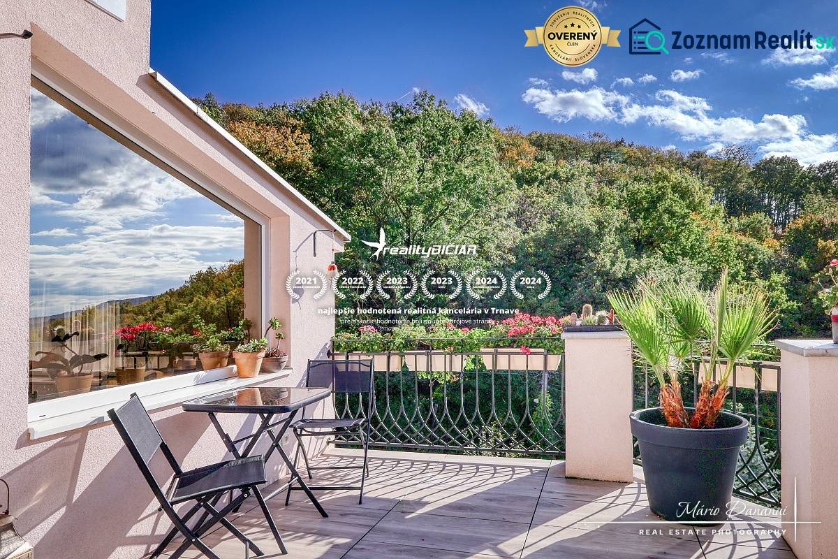 The terrace of the cottage in Bratislava - Devín with a view of the forest and greenery.