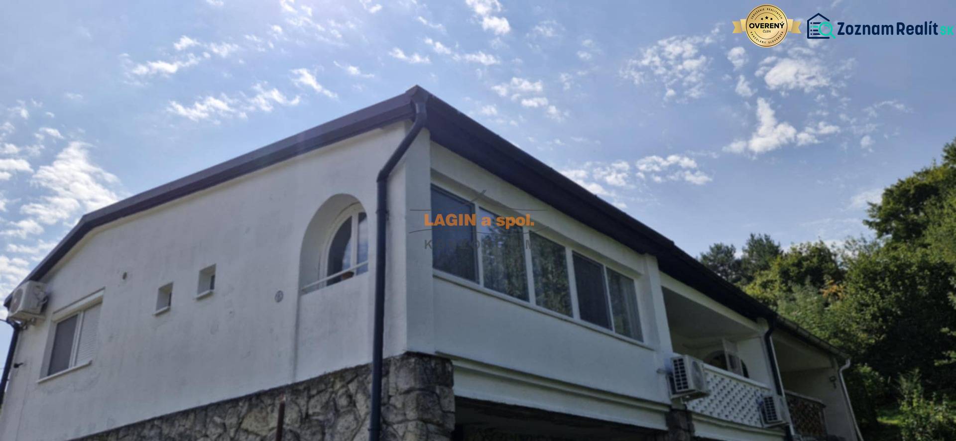 A view of the exterior of a 2-room apartment in Hollóháza with a stone foundation.