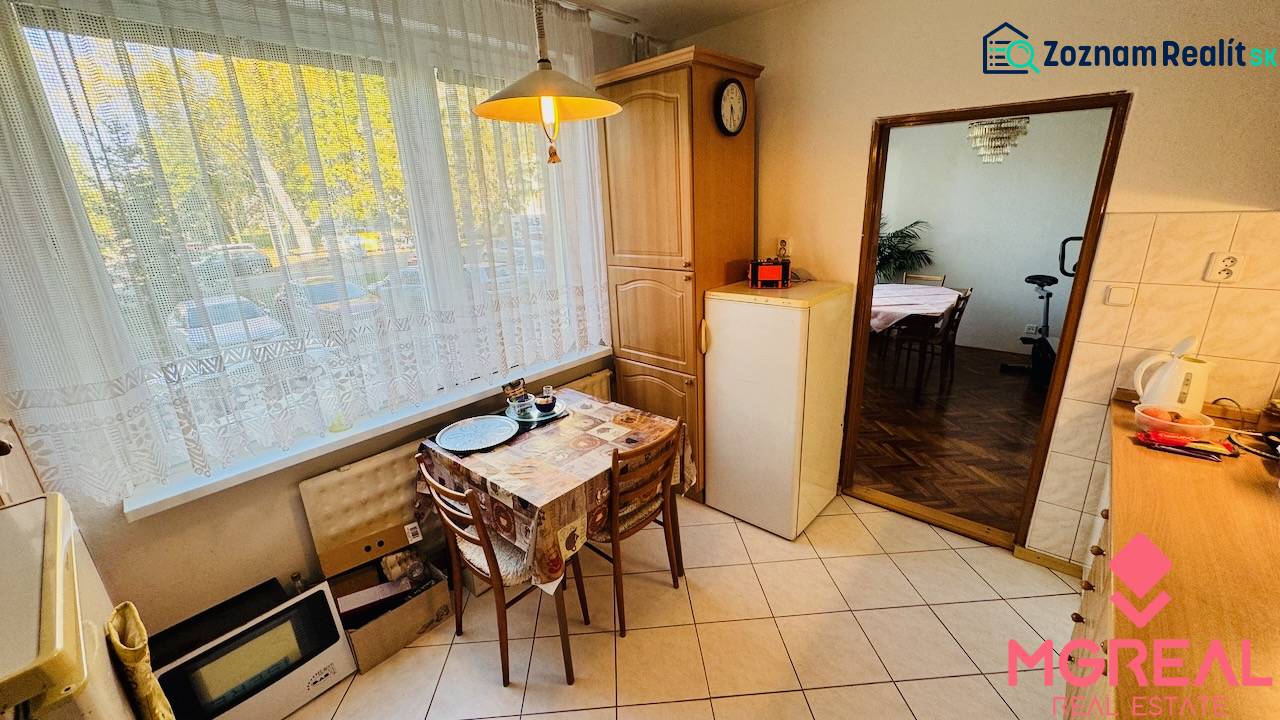 Kitchen in a 3-room apartment with a dining table and a view of the street.