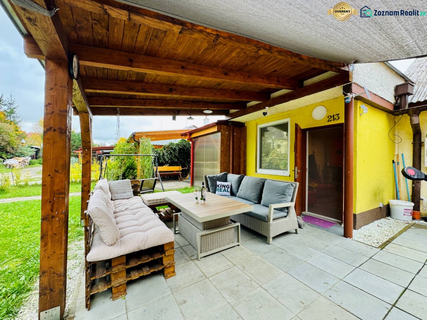 Cottage on Trnková 213 in Bžany with a terrace, garden furniture, and a pergola.