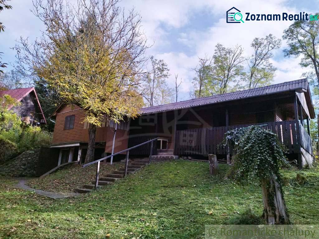 A cottage in Dudince surrounded by nature with a terrace and trees in the yard.