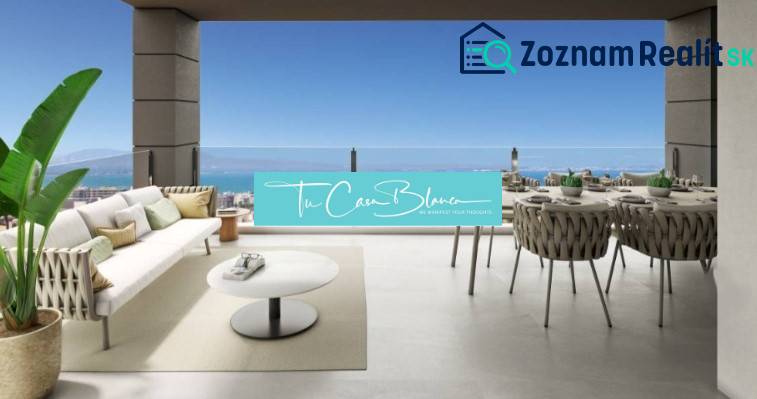 The veranda of the recreational apartment in Torrevieja with a view of the sea and comfortable seating.