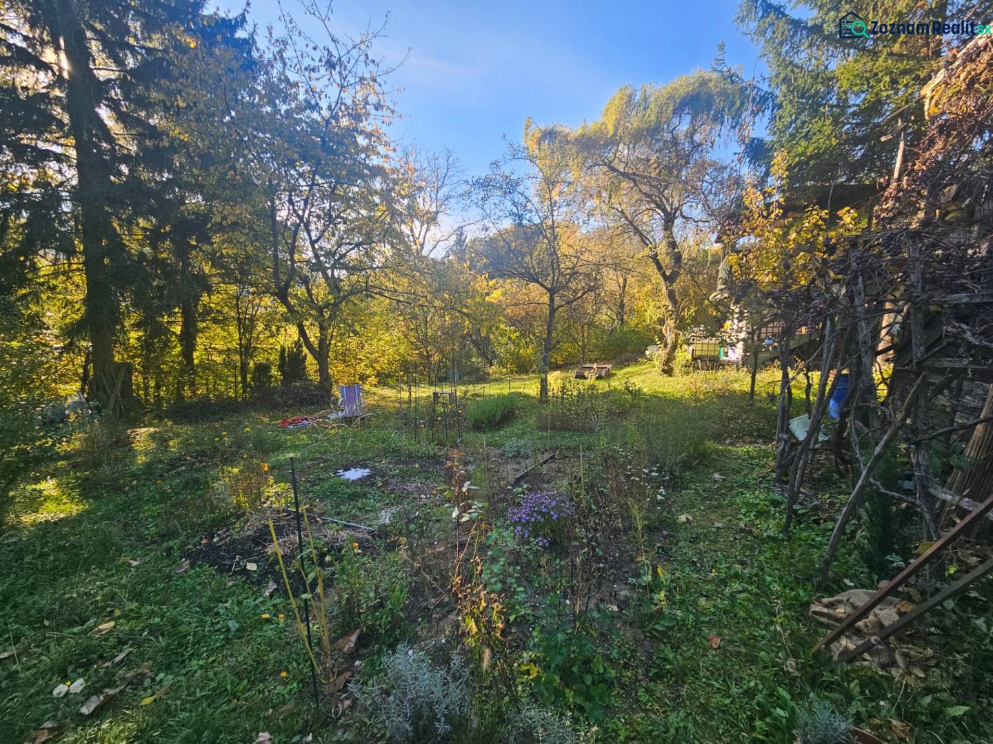 Garden with greenery and benches at the Cottage in Sady pod Dedovcom, Trenčianske Teplice.