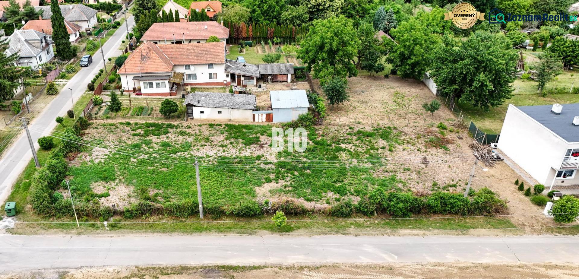 Plots - housing in Bardoňovo, houses, trees, greenery, access road.