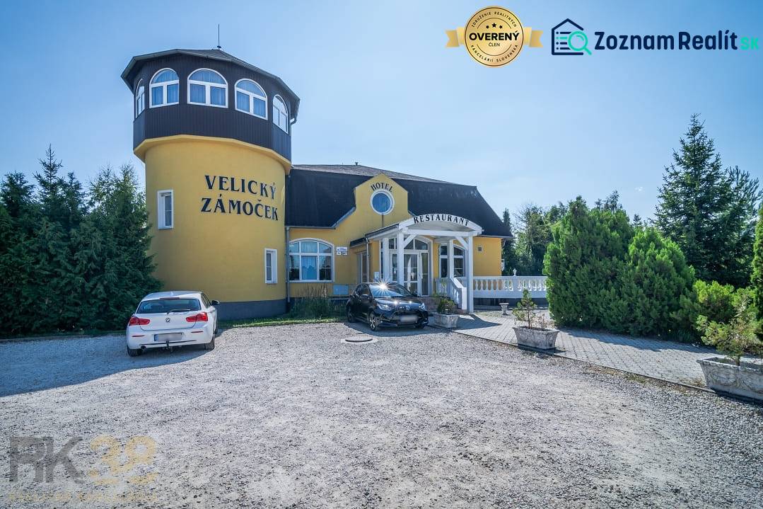 Yellow castle hotel with parking in Poprad, surrounded by greenery. Category: Hotels and guesthouses.