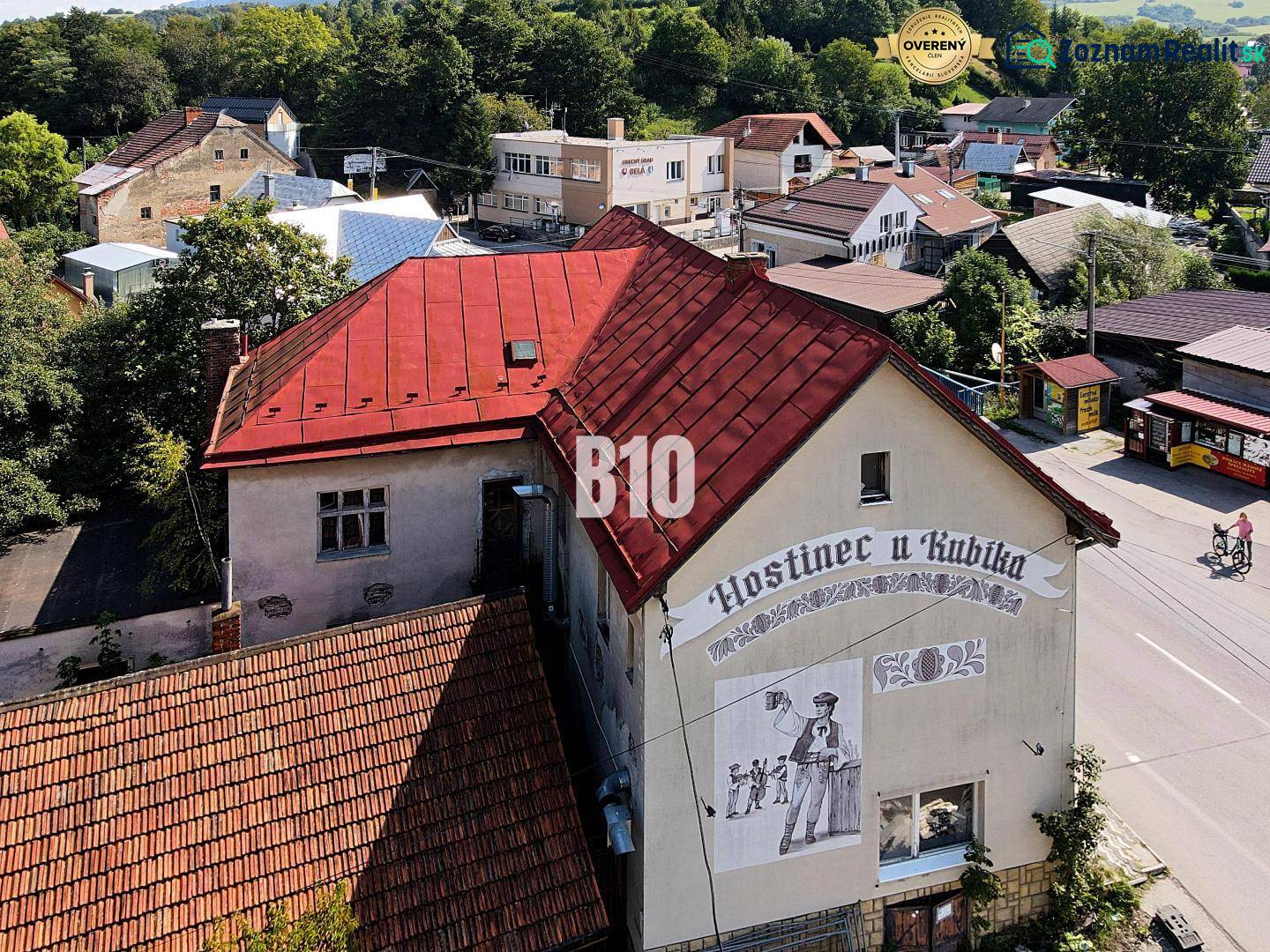 The inn in Belej with a red roof and a mural of a man with a beer.