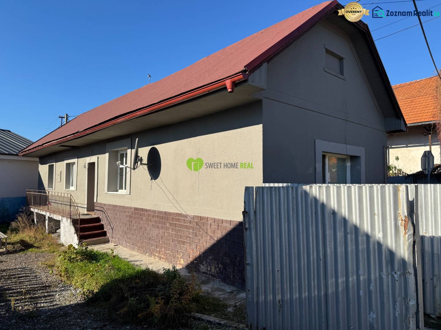 A family house on Varovecká Street in Družstevná pri Hornáde with a red metal roof.