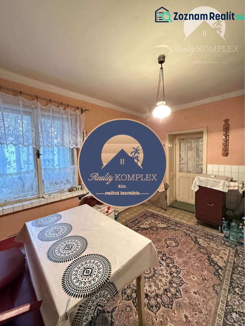 A family house dining room with a carpet and a table, a cozy atmosphere for living.