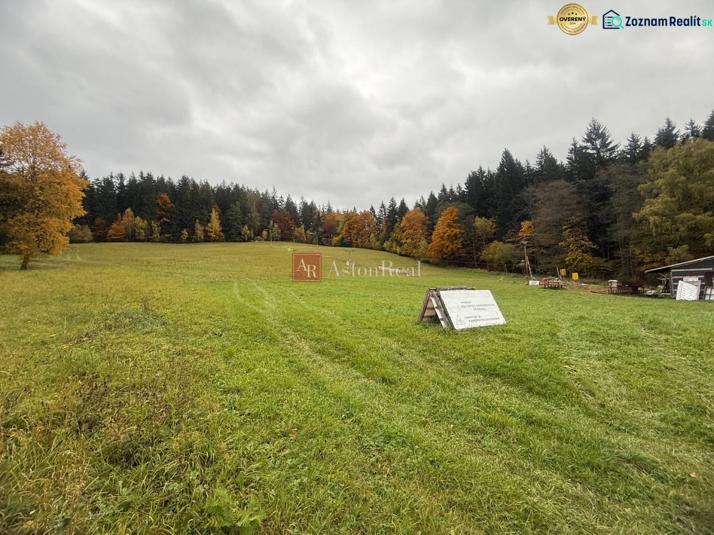 Autumn on the properties - commercial in Lazy pod Makytou at Čertov surrounded by forest.