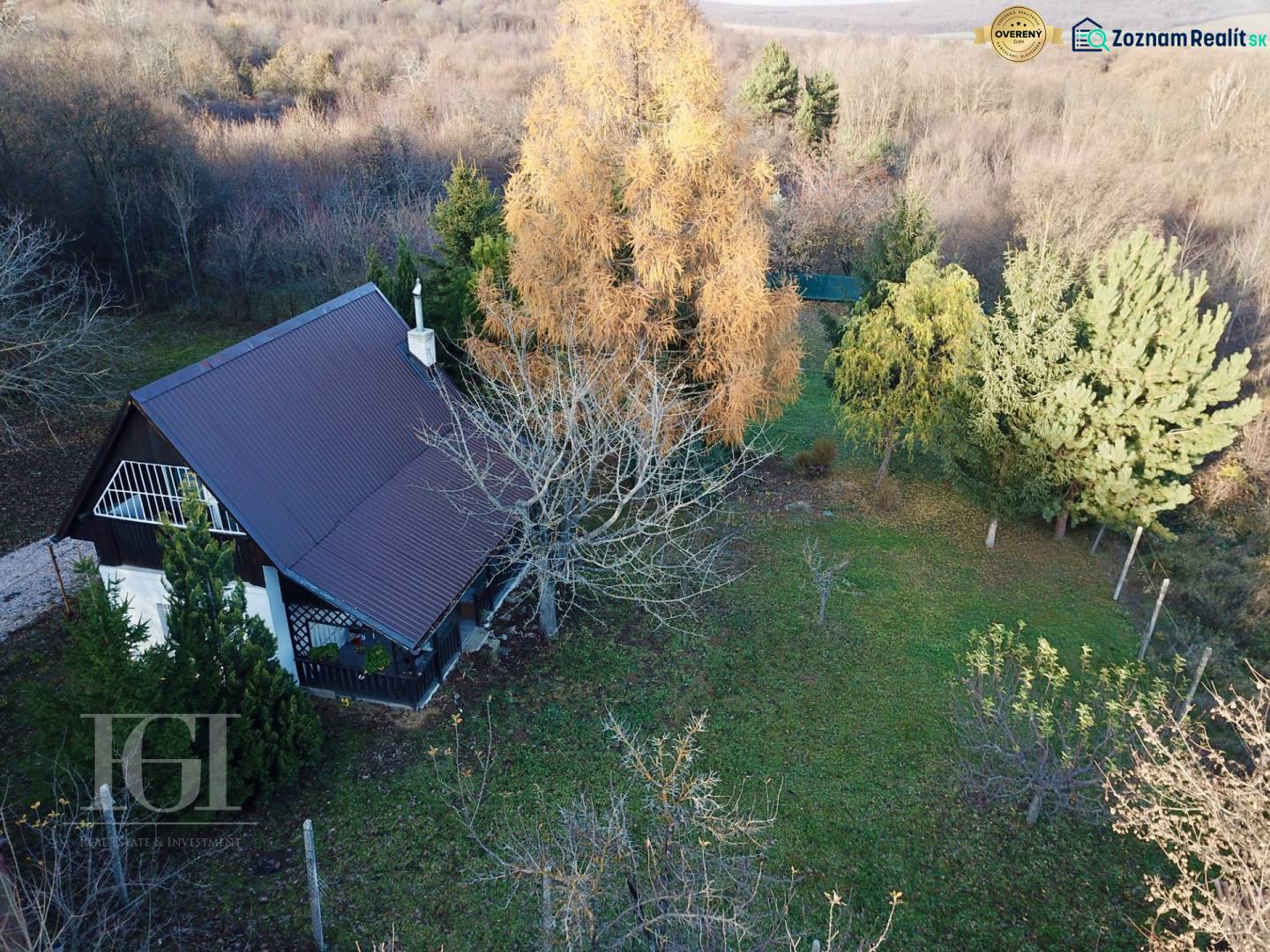 A cottage in Štitáre surrounded by trees and a spacious garden in an autumn atmosphere.