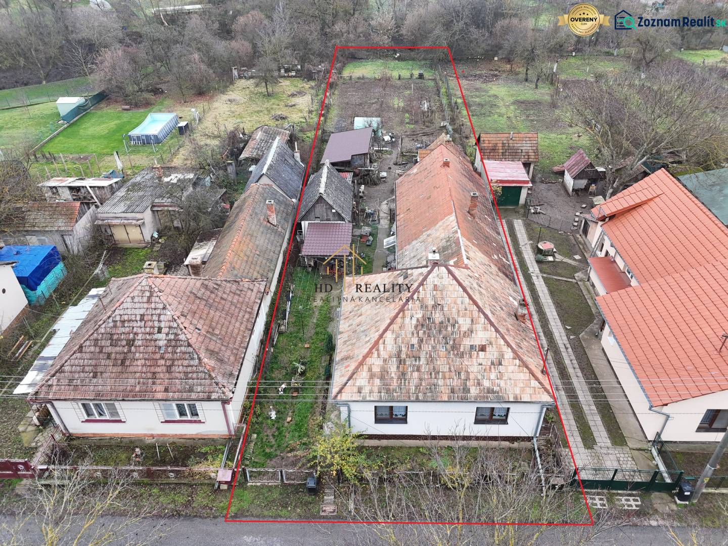 A family house in Hokovce with an adjacent plot, bordered by neighboring properties.