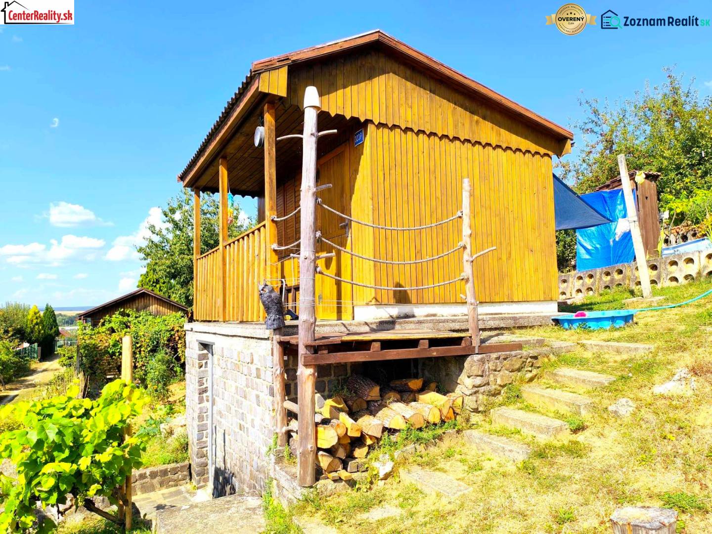 A cottage with stairs on a slope, surrounded by nature, ideal for recreation and relaxation.