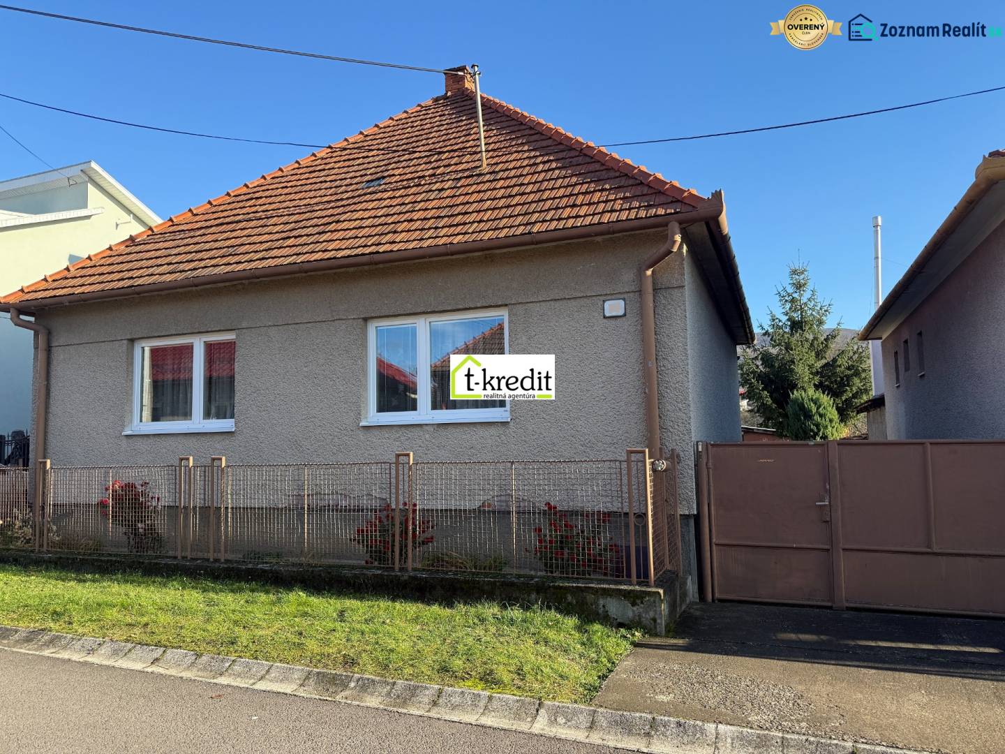 A family house in Machulince with a red tiled roof, white windows, and a garden.