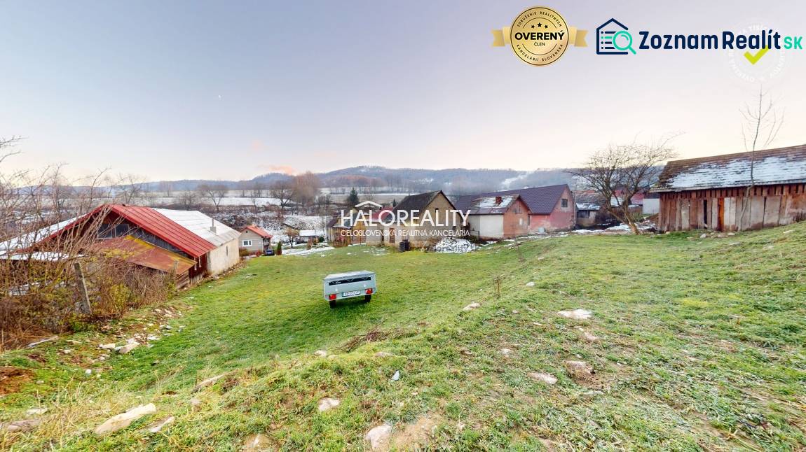 The backyard of a family house in Klenovec with a view of meadows and hills.
