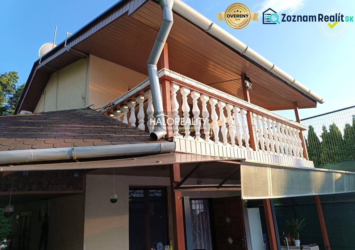 A cottage in Byšta with a terrace and wooden balcony decor.