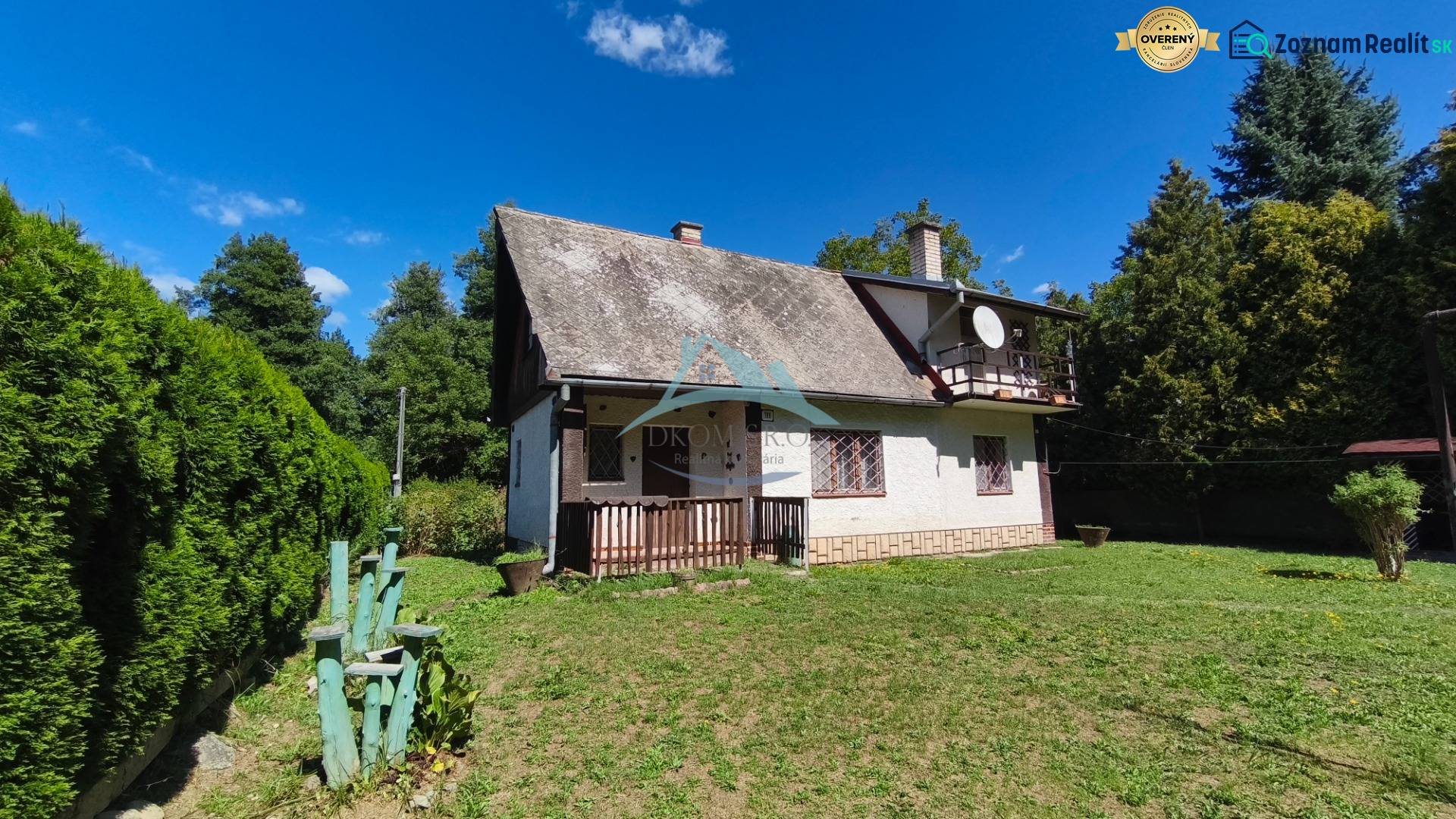A cottage in Dolné Strháre surrounded by greenery and a clear sky.