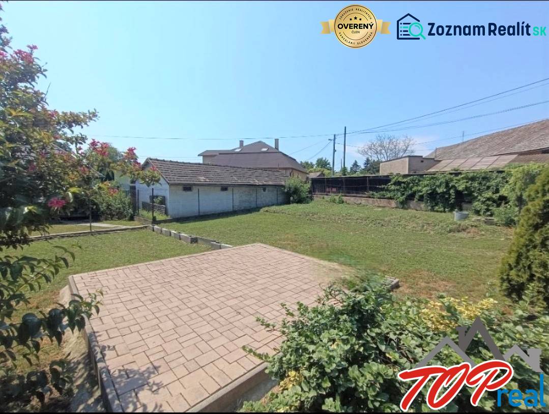 A garden at a family house in Veľká Ida with paving and flowers.