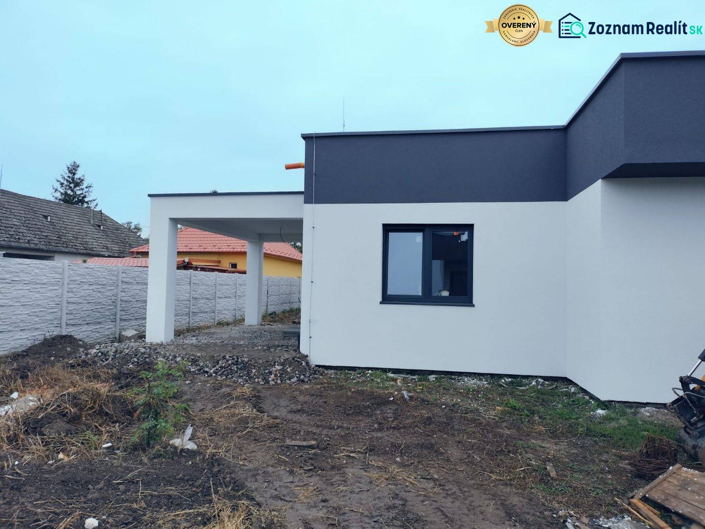 A family house in Žihárec with a modern facade and an adjacent pergola in the yard.