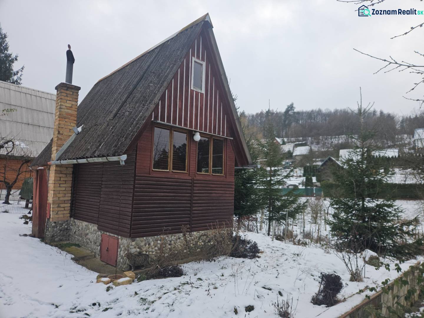 A cabin in Lieskovec near Dubnica nad Váhom with wooden walls and a snowy surroundings.