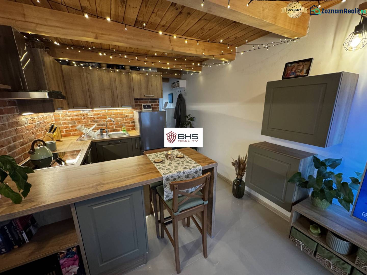 Kitchen with brick cladding, floor with wood decor, warehouses and halls.