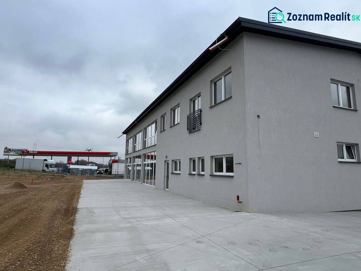 Commercial premises on SNP in Strečno, next to the gas station, with parking.