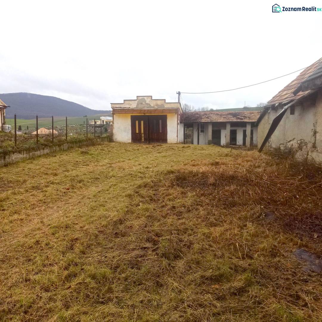 A grassy plot near a family house in Nová Bašta with a view of the surrounding countryside.