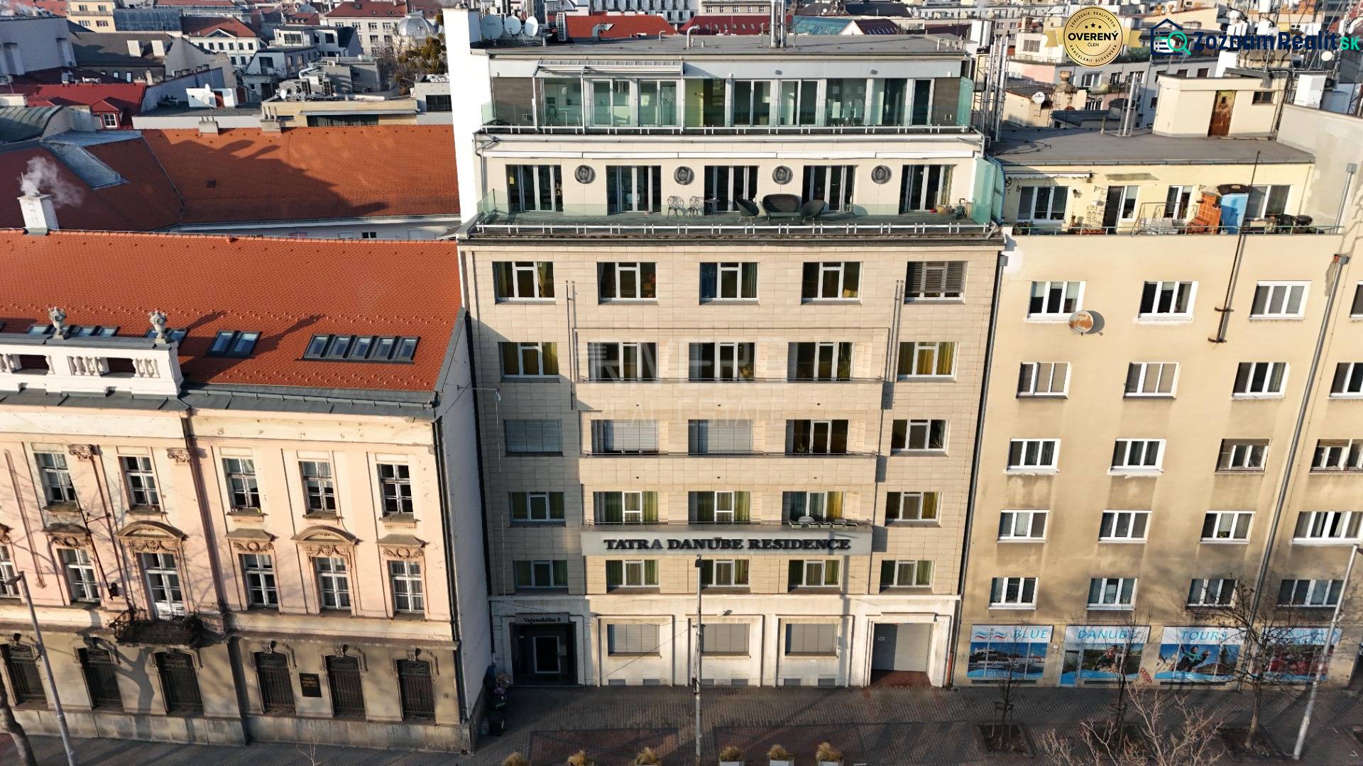 The building on Vajanského nábreží, Bratislava - Staré Mesto, offers accommodation in a 4-room apartment.