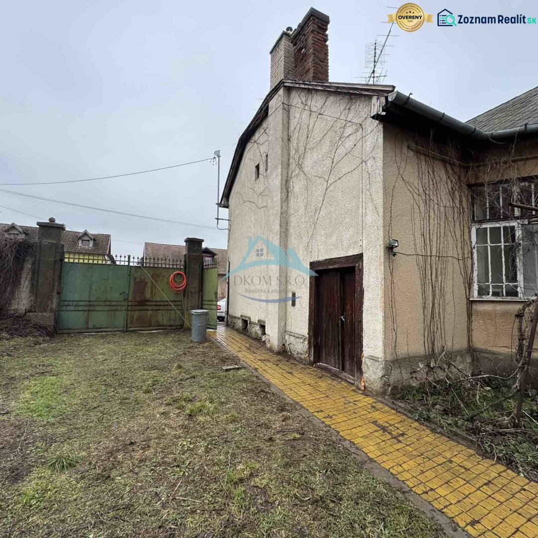 Family house on SNP Street in Šahy, older facade, garden, gate.