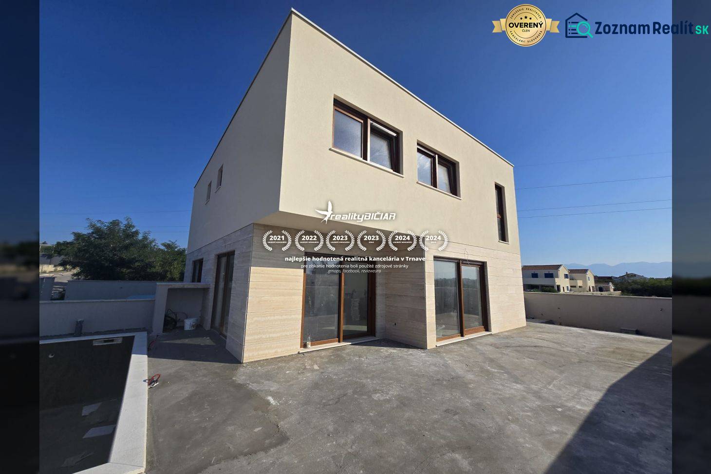 The family house in the city of Nin on Nin Street has straight lines and a spacious terrace.