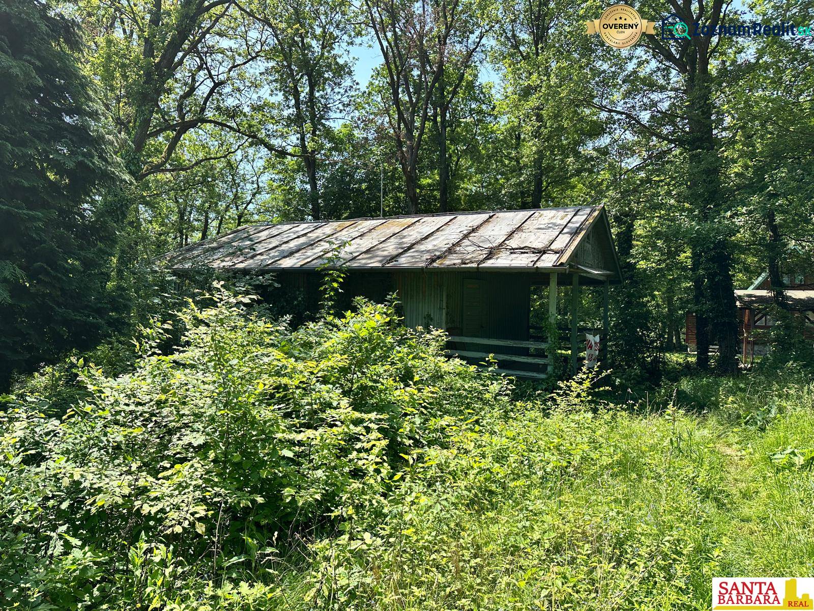 A cottage surrounded by greenery in Harmónia in Modra, immersed in a natural environment.