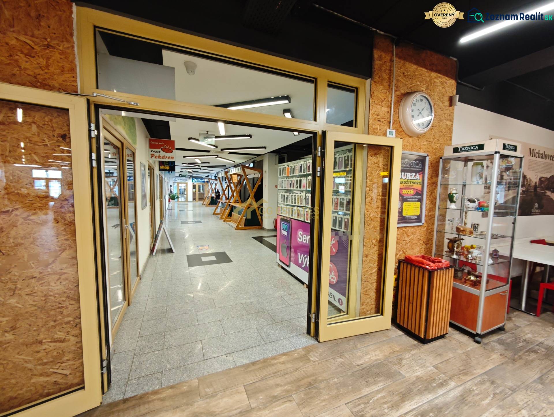 Interior with wood-decor flooring, display case, and hallway in gastronomic premises.