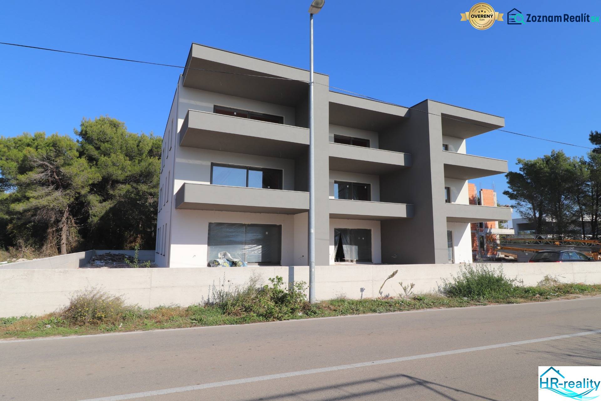 A recreational apartment in Vodice with green surroundings and a path.