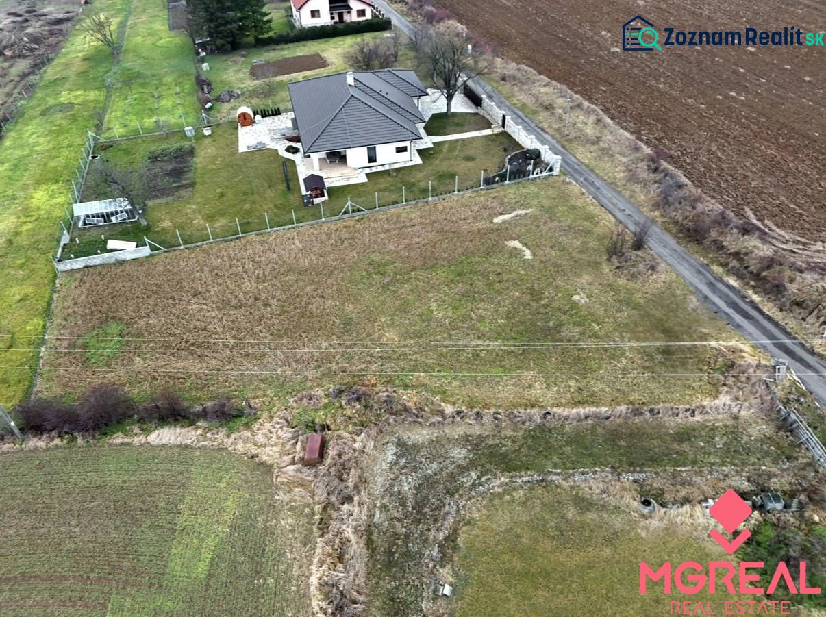 A view of the house and land on Tichá Street in Kuzmice, suitable for residential plots.