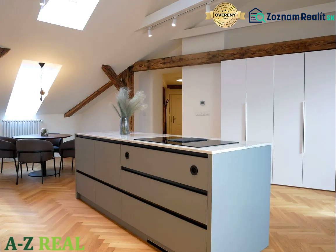 The kitchen in the 3-room apartment features a cooking island, a floor with a wooden decor, and a dining table.