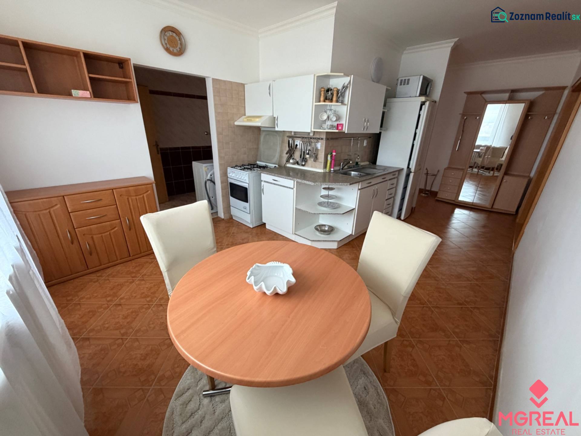 Kitchen corner with seating in a 3-room apartment, with a wooden decor floor.