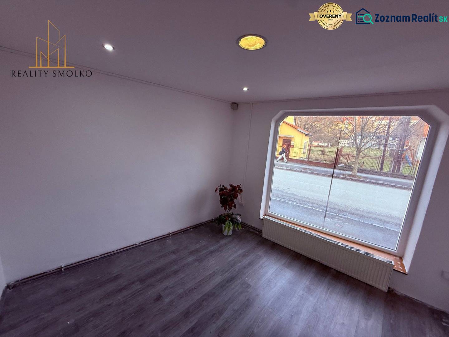 Commercial spaces with large windows and a floor with a wooden decor.