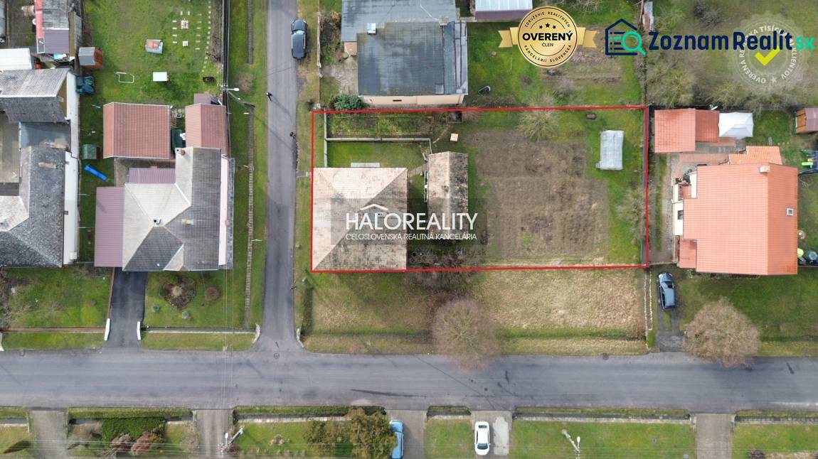 Aerial view of a family house in Tomášovce with a large plot of land, bordered by a red line.