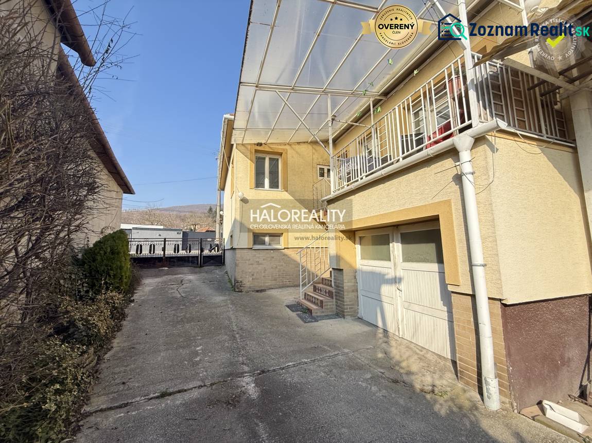 A family house in Dolné Vestenice with an entrance gate and a shelter over the terrace.