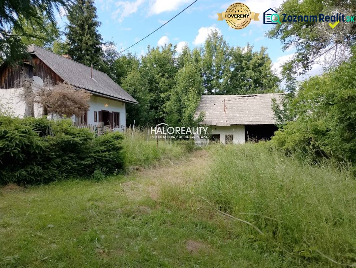 A cottage in Stará Huta surrounded by greenery and trees, ideal for relaxation.