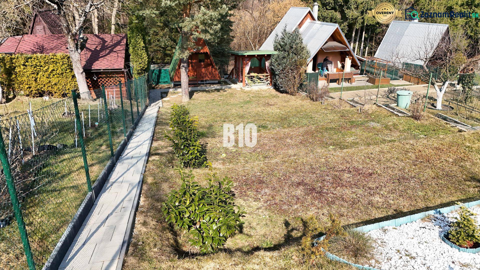 Cottage in Martin with land, wooden shelter, garden with maintained lawn.