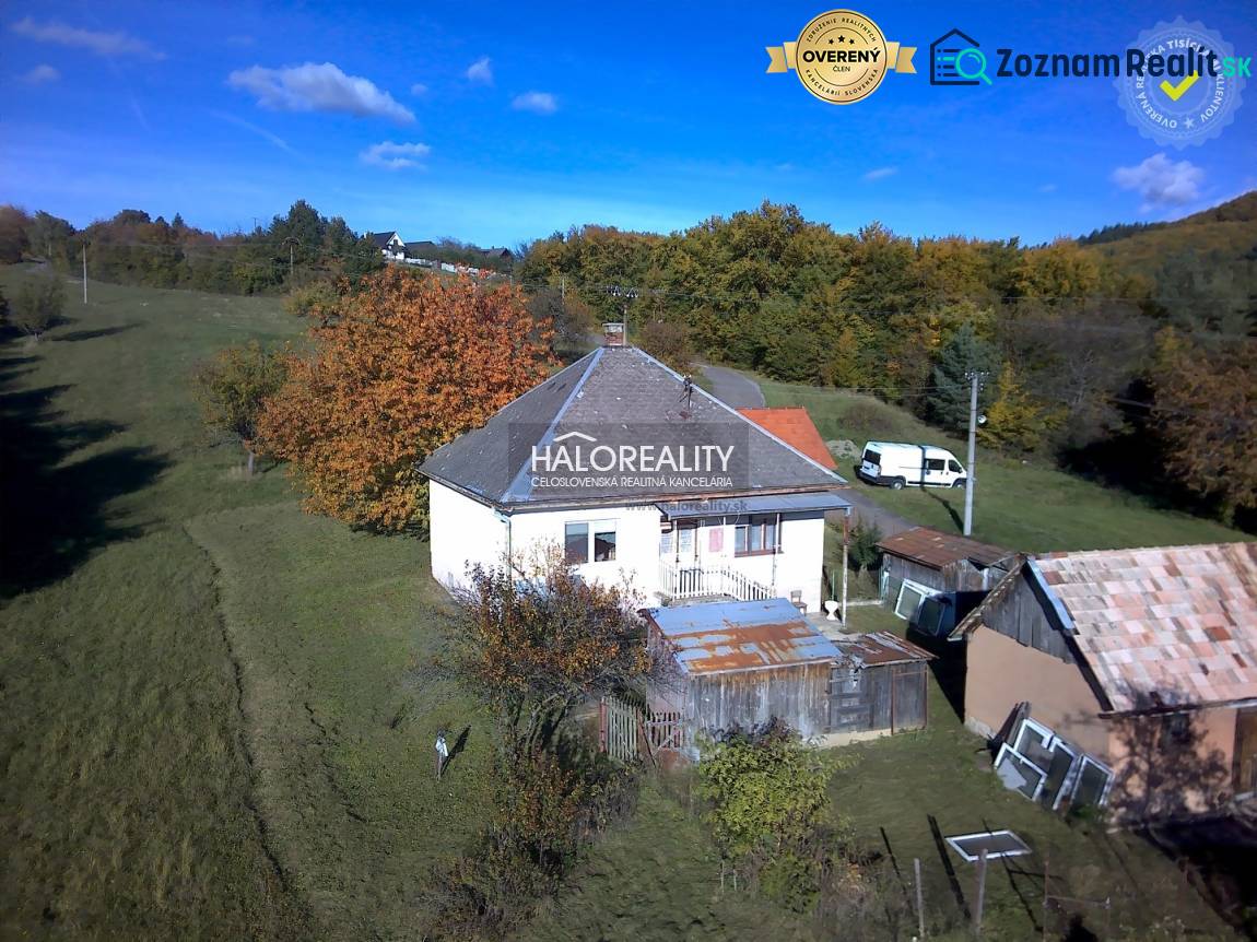 A family house in the village environment of Malá Lehota surrounded by green meadows and greenery.